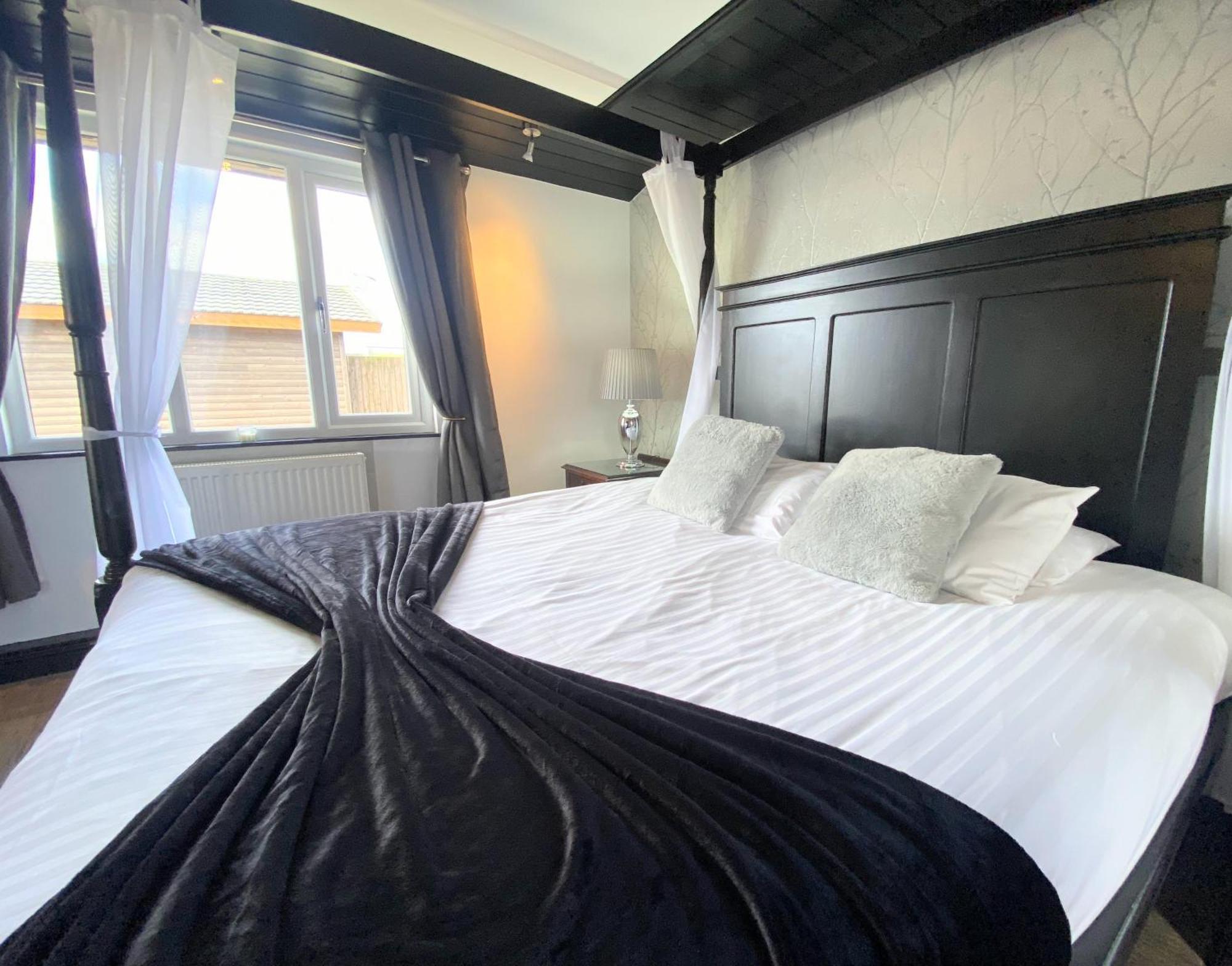 Ochil 9 With Private Hot Tub - Fife - Loch Leven - Lomond Hills - Pet Friendly Villa Kelty Exterior photo