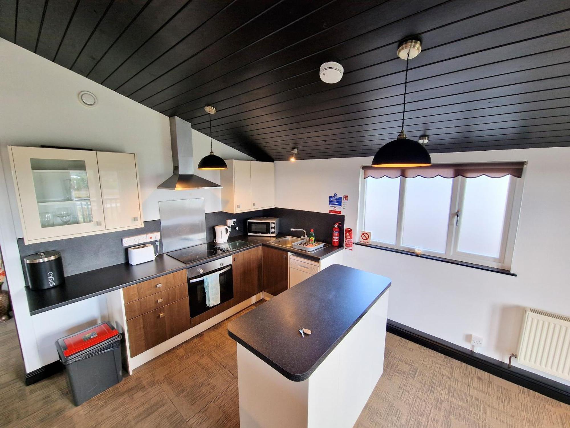 Ochil 9 With Private Hot Tub - Fife - Loch Leven - Lomond Hills - Pet Friendly Villa Kelty Exterior photo