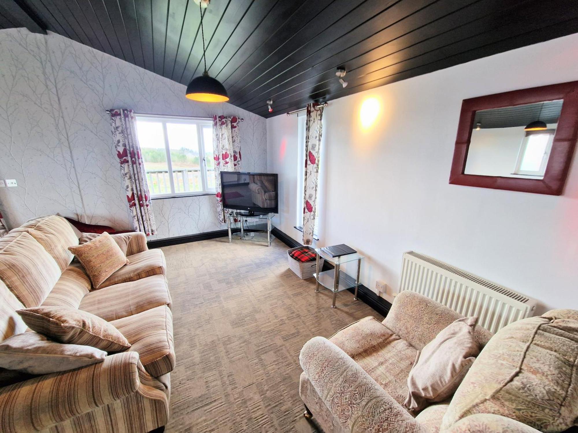 Ochil 9 With Private Hot Tub - Fife - Loch Leven - Lomond Hills - Pet Friendly Villa Kelty Exterior photo