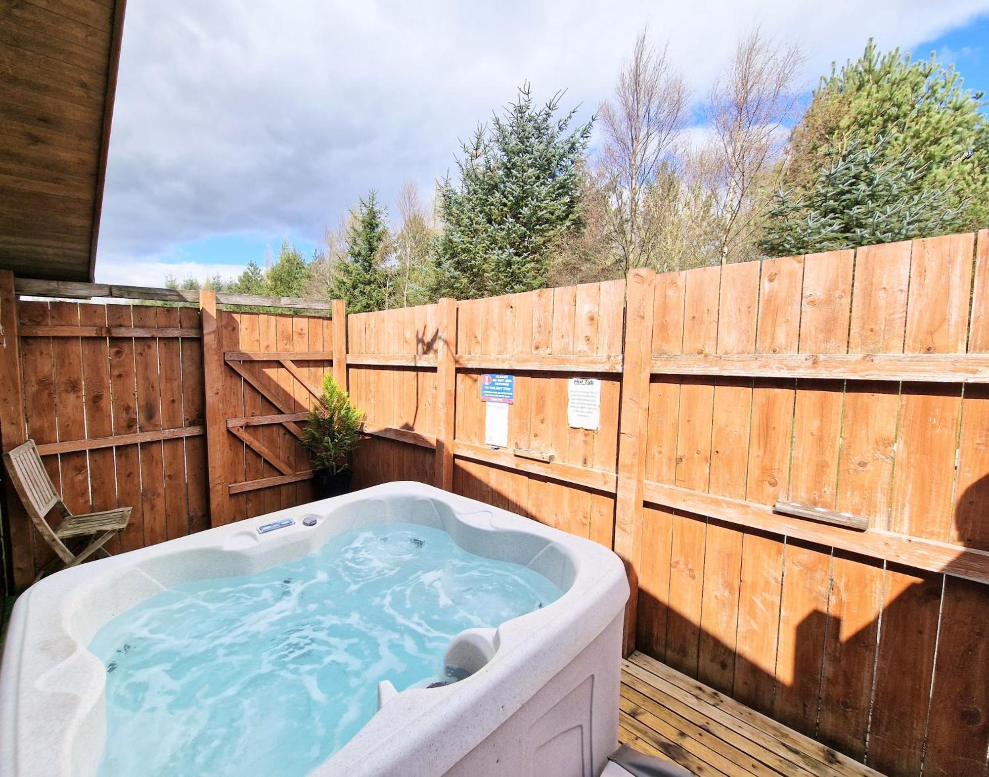 Ochil 9 With Private Hot Tub - Fife - Loch Leven - Lomond Hills - Pet Friendly Villa Kelty Exterior photo